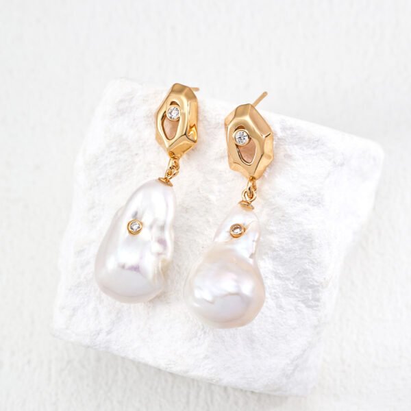 Baroque pearl earrings main image1